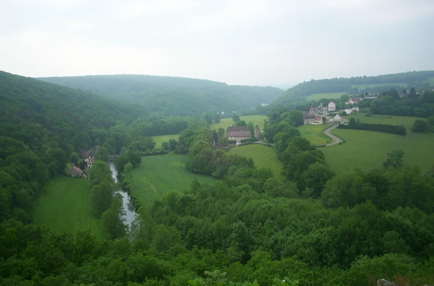 Vallée du Morvan entourée de collines forestières, en France